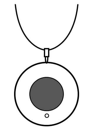 ボタン本体の穴にヒモを通してペンダント式ボタンとして利用できます。